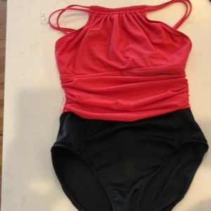 Swimsuit almost new beautiful and flattering.